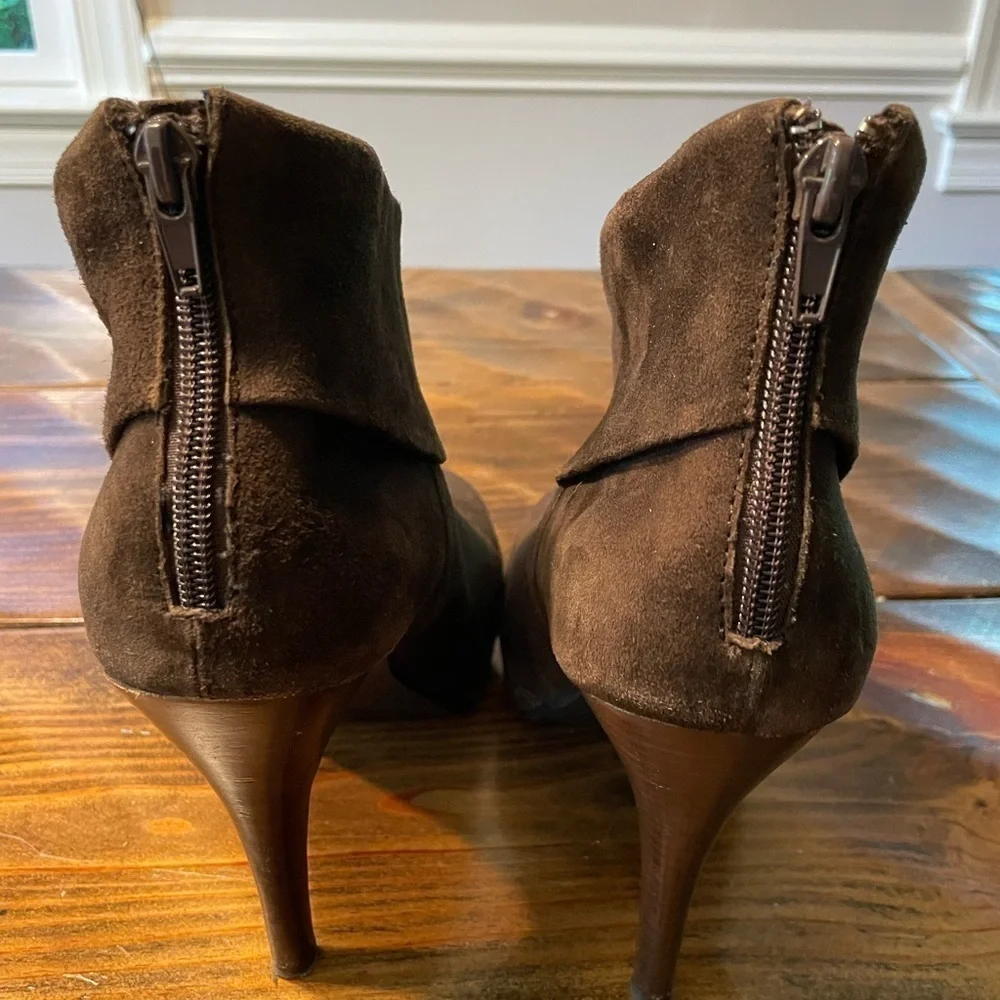 NWT Women’s Steve Madden Trishia brown suede booties SIZE 9.5